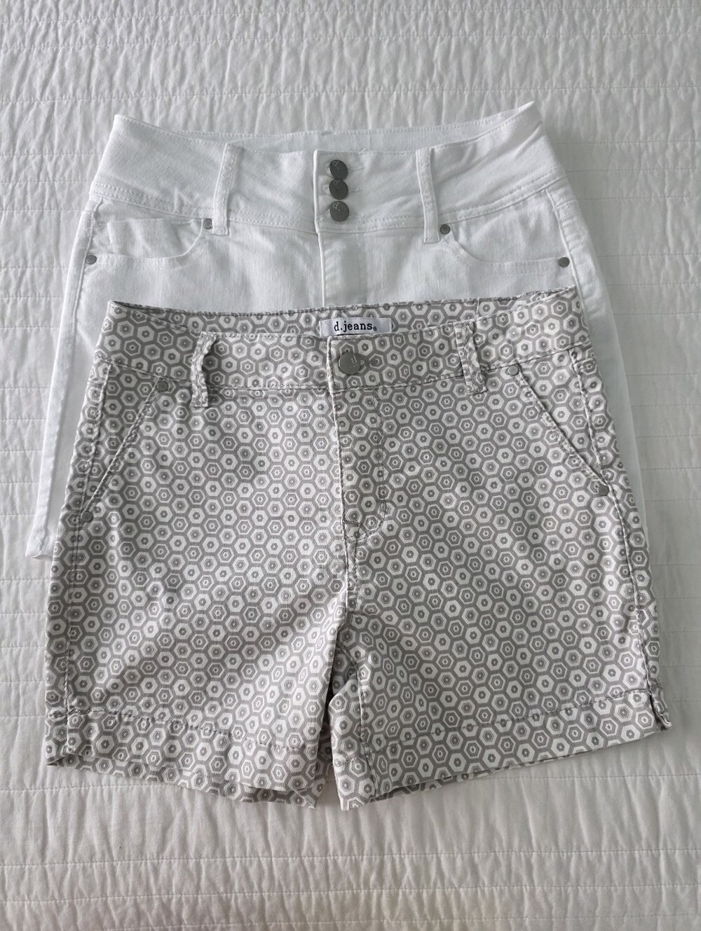 Lot Of (2) d. jeans Hexagon Print Jean Shorts White and Light Gray Size 6